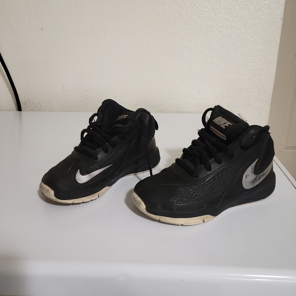 Kids Nikes - Picture 2 of 5